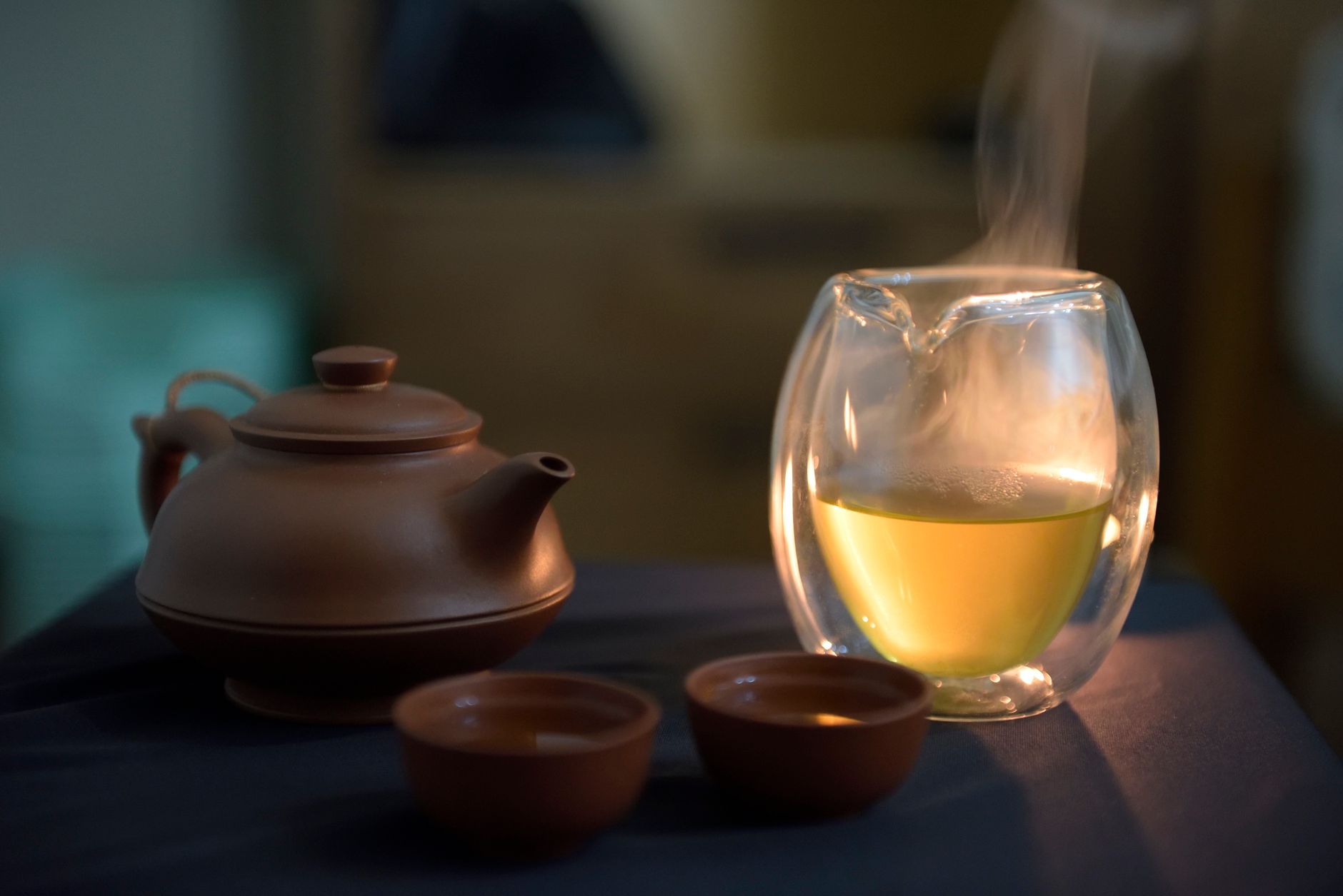 Tisane sommeil fumante sur table de chevet ambiance apaisante