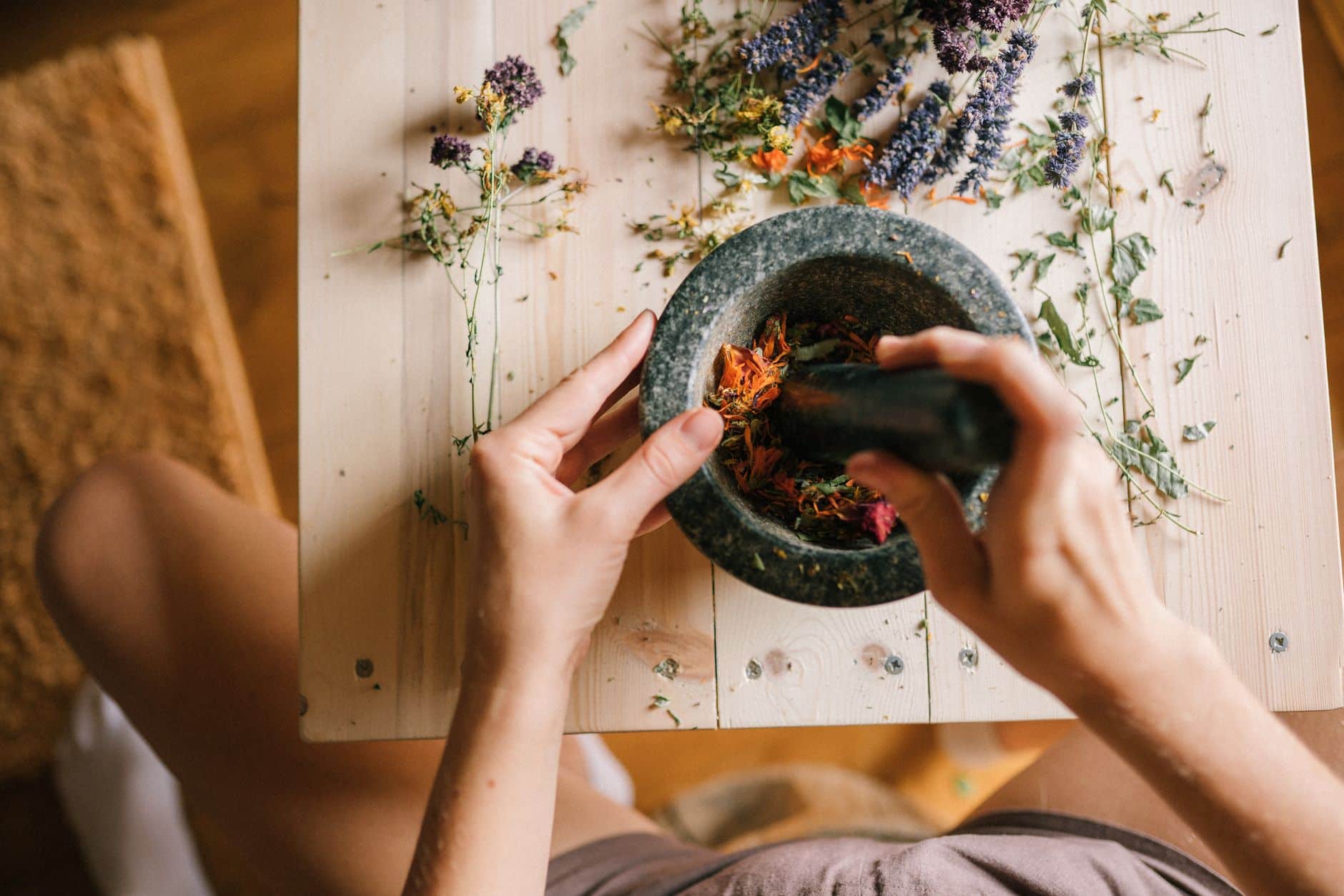 Femme préparant une tisane sommeil le soir en cuisine