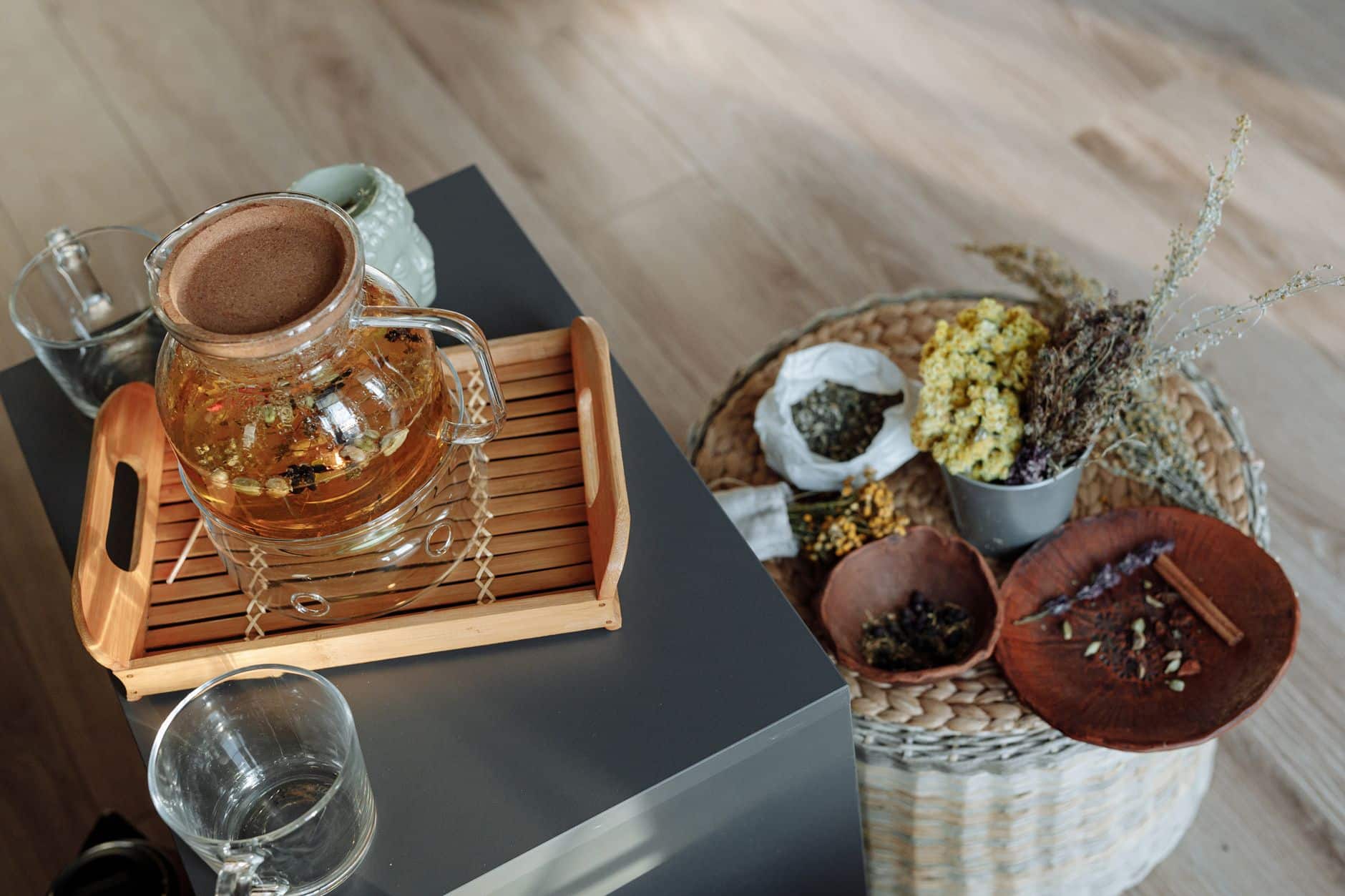 Théière en verre avec infusion de plantes pour bien dormir