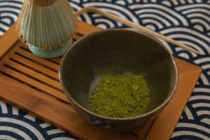 Fouet matcha bambou chasen japonais sur plateau bois traditionnel