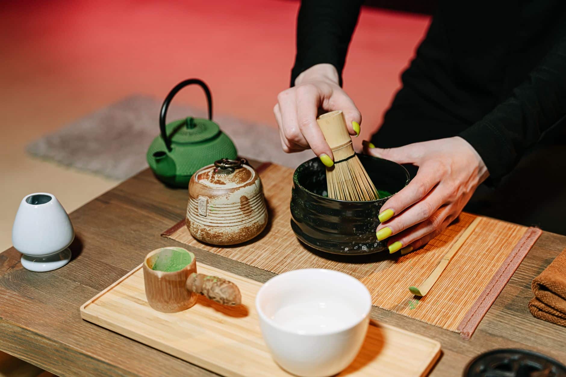 Préparation matcha traditionnel avec fouet chasen bambou en bol