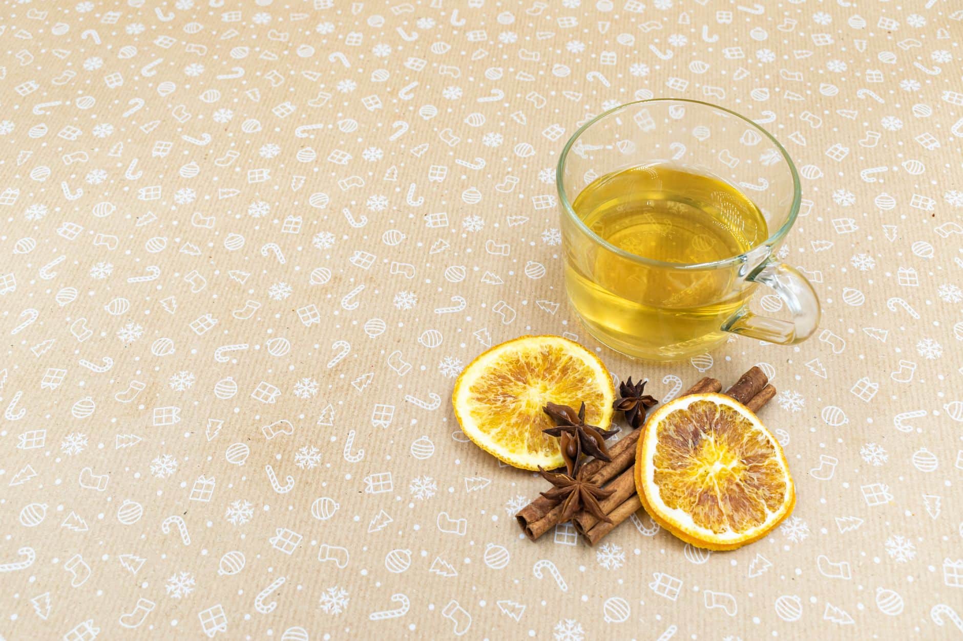 Infusion à la cannelle en théière verre avec vapeur