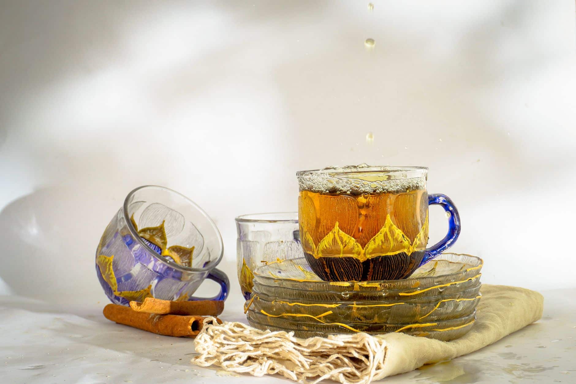 Femme buvant infusion cannelle après repas confort digestif