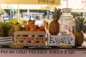 Comptoir de juice bar parisien avec jus pressés à froid en bouteille