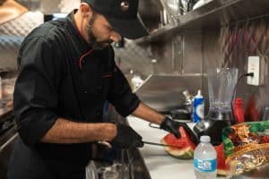 Mixeur plongeant professionnel inox en utilisation dans une cuisine de restaurant