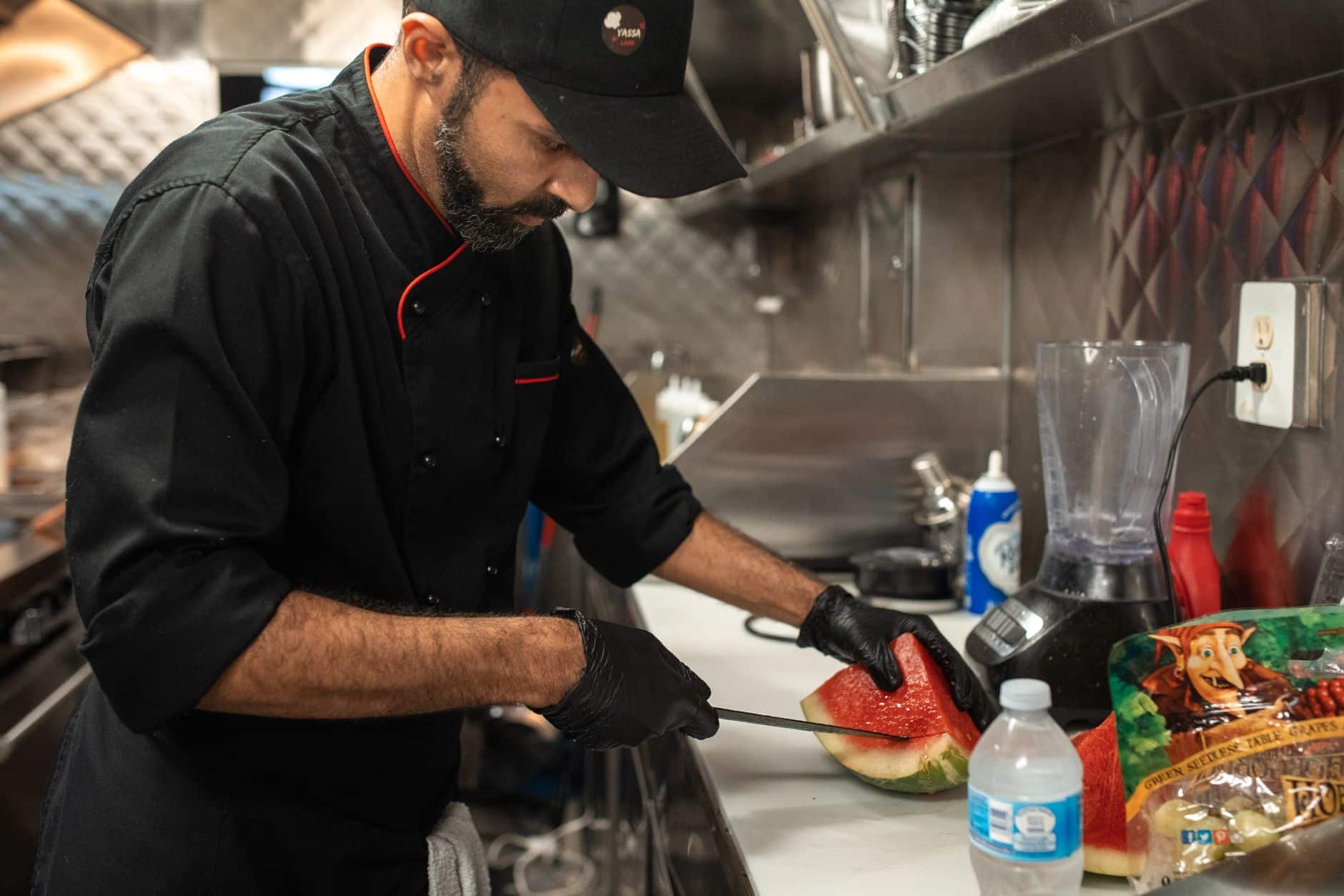 Mixeur plongeant professionnel inox en utilisation dans une cuisine de restaurant