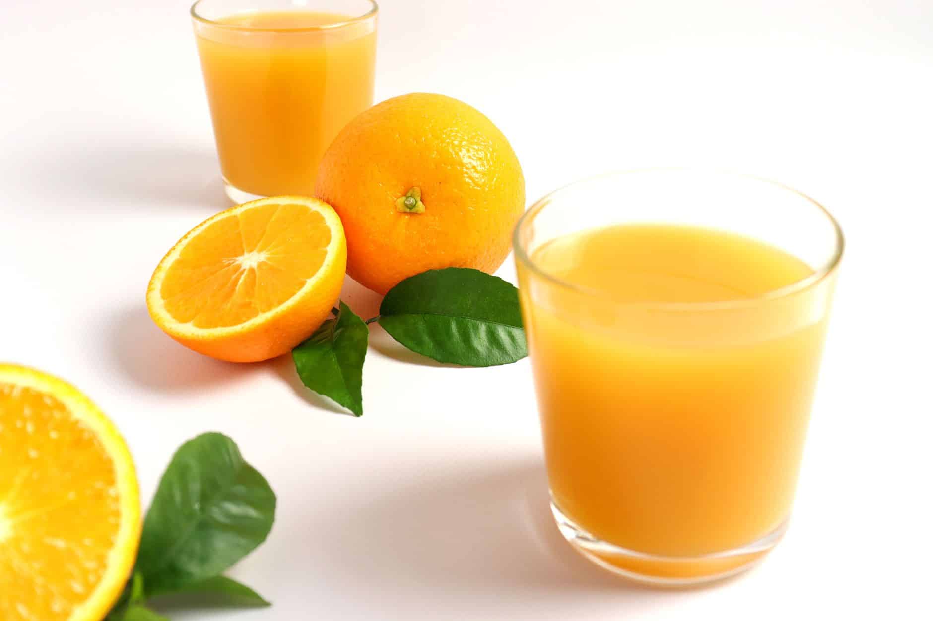 Jus d'orange Navelina pressé fraîchement dans un verre