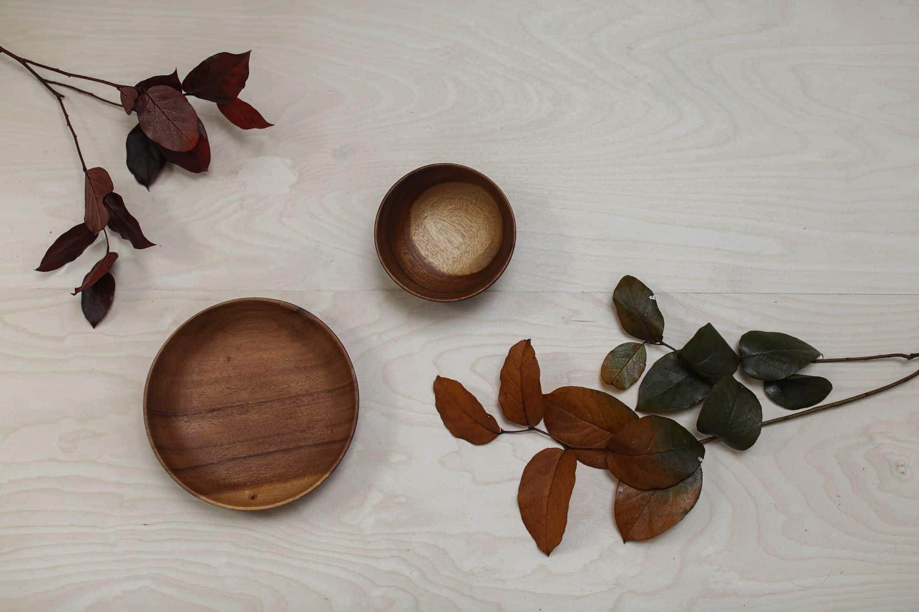 Feuilles de rooibos rouge dans un bol en bois pour infusion grossesse