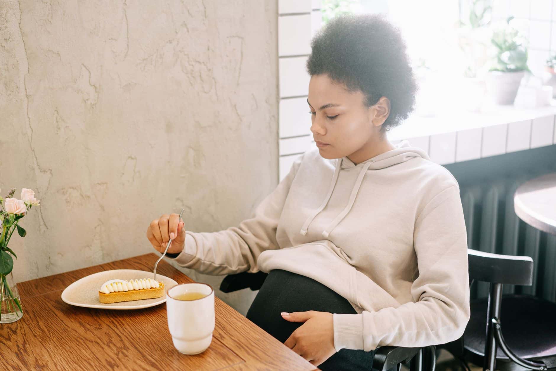 Femme enceinte vérifiant les ingrédients d'un rooibos aromatisé