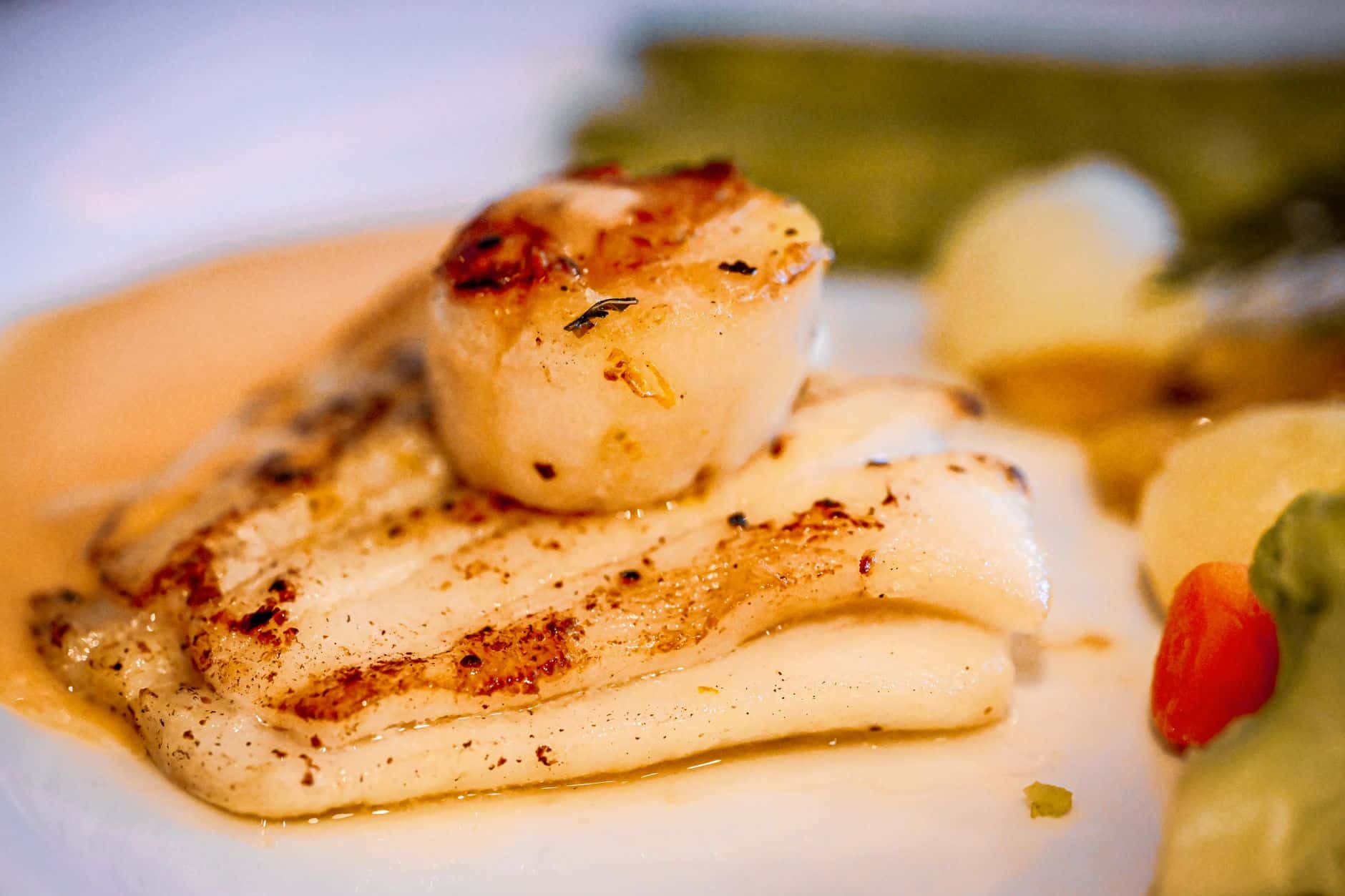 Filet de poisson blanc avec sauce crémeuse aux agrumes et zestes
