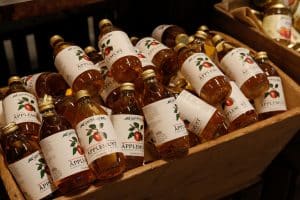 Stérilisateur jus de pommes maison avec bouteilles en verre