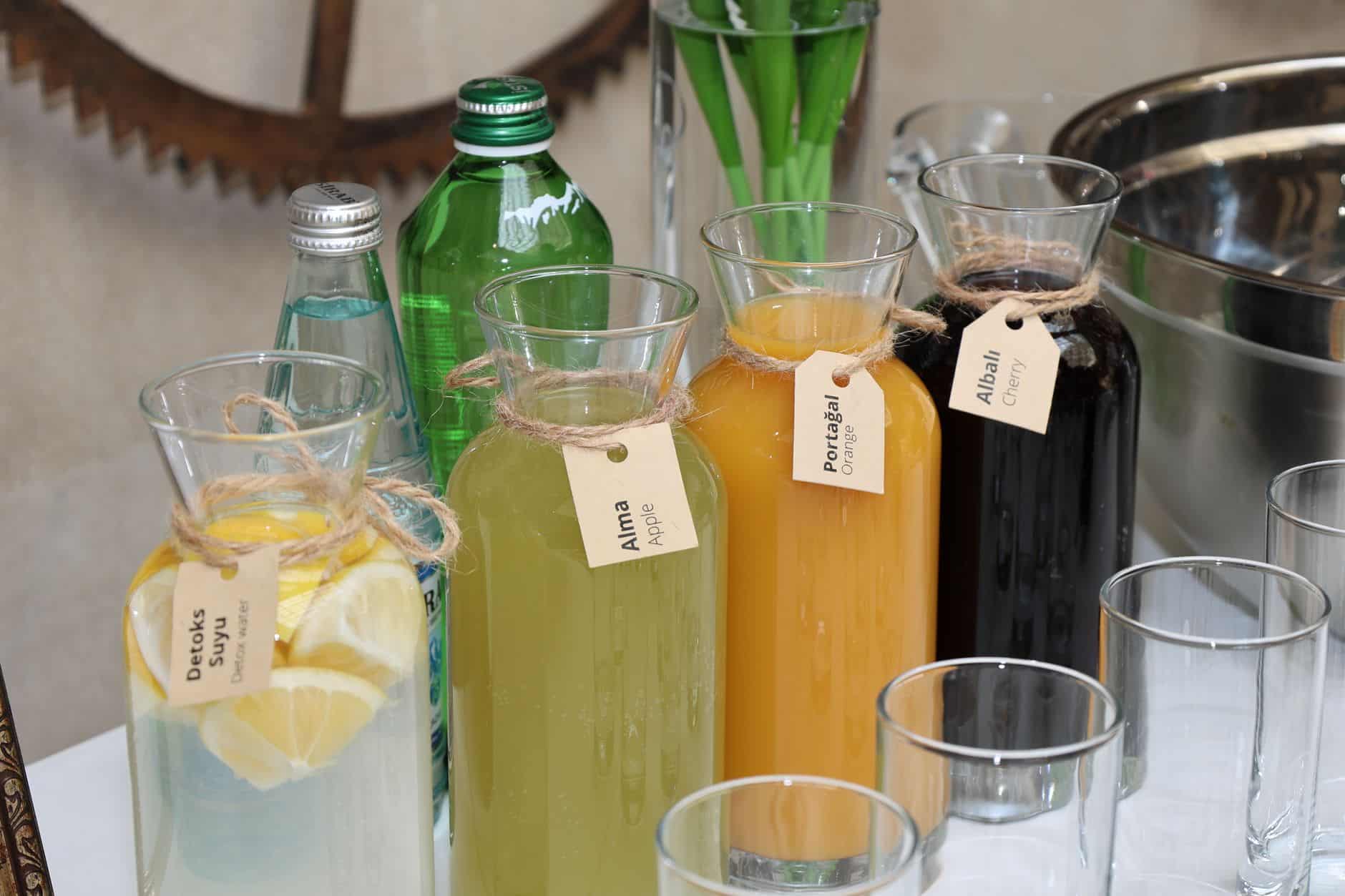 Conservation jus de pommes maison en cave verre debout