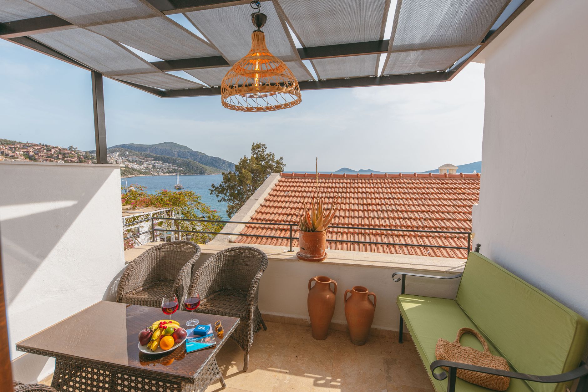 Citronnier en pot avec substrat drainant sur terrasse ensoleillée