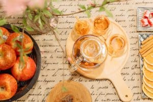 Théière en verre avec thé au fenouil doré et graines de fenouil