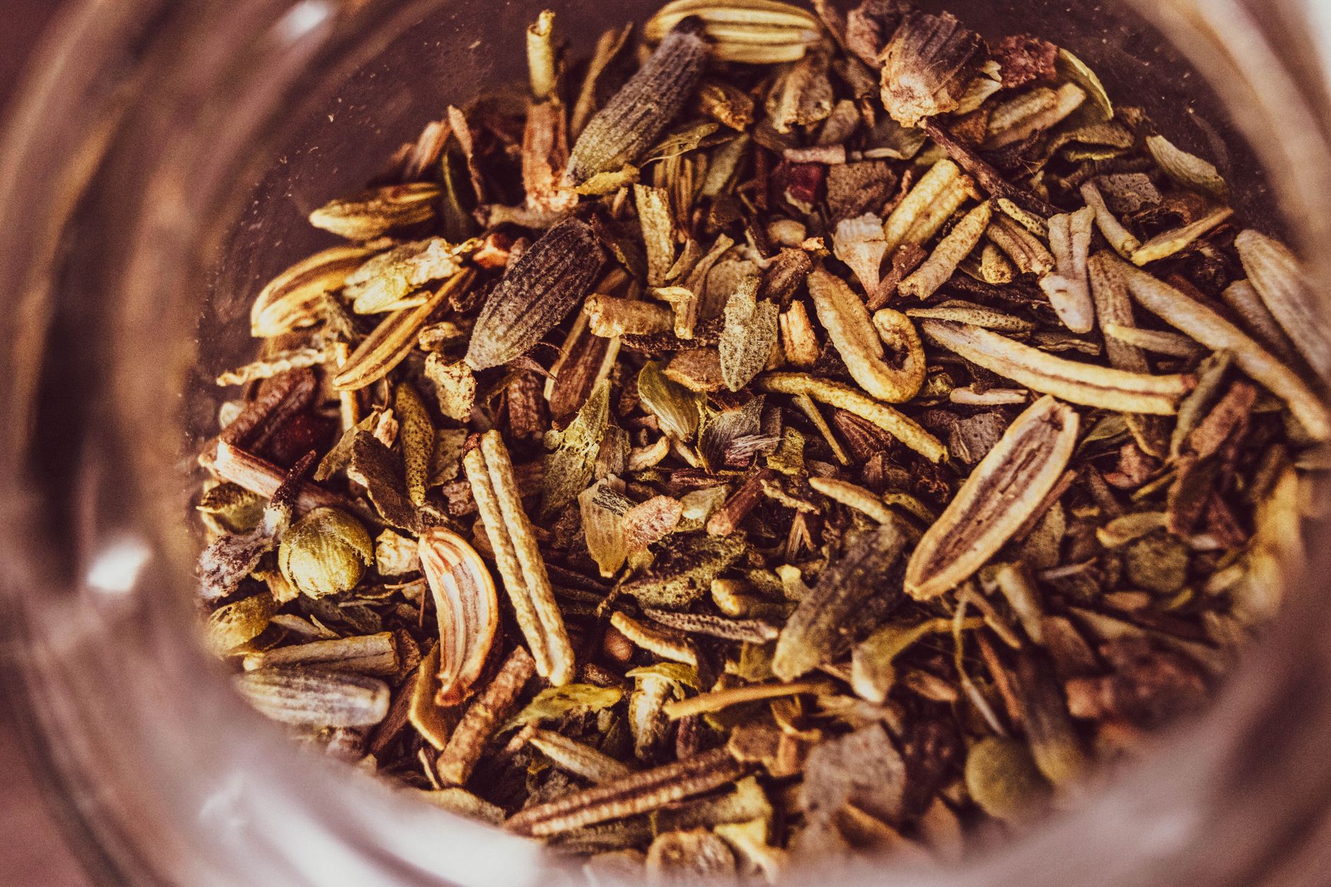Graines de fenouil séchées dans un bol avec mortier pour tisane digestive