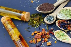 Trois variétés de thé des Indes Darjeeling Assam Nilgiri en bols