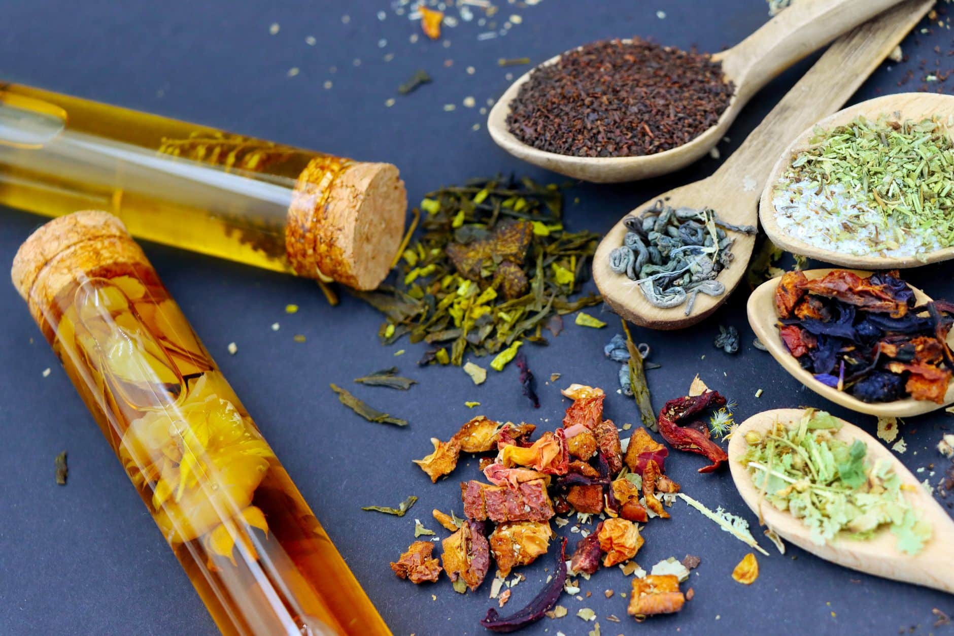 Trois variétés de thé des Indes Darjeeling Assam Nilgiri en bols