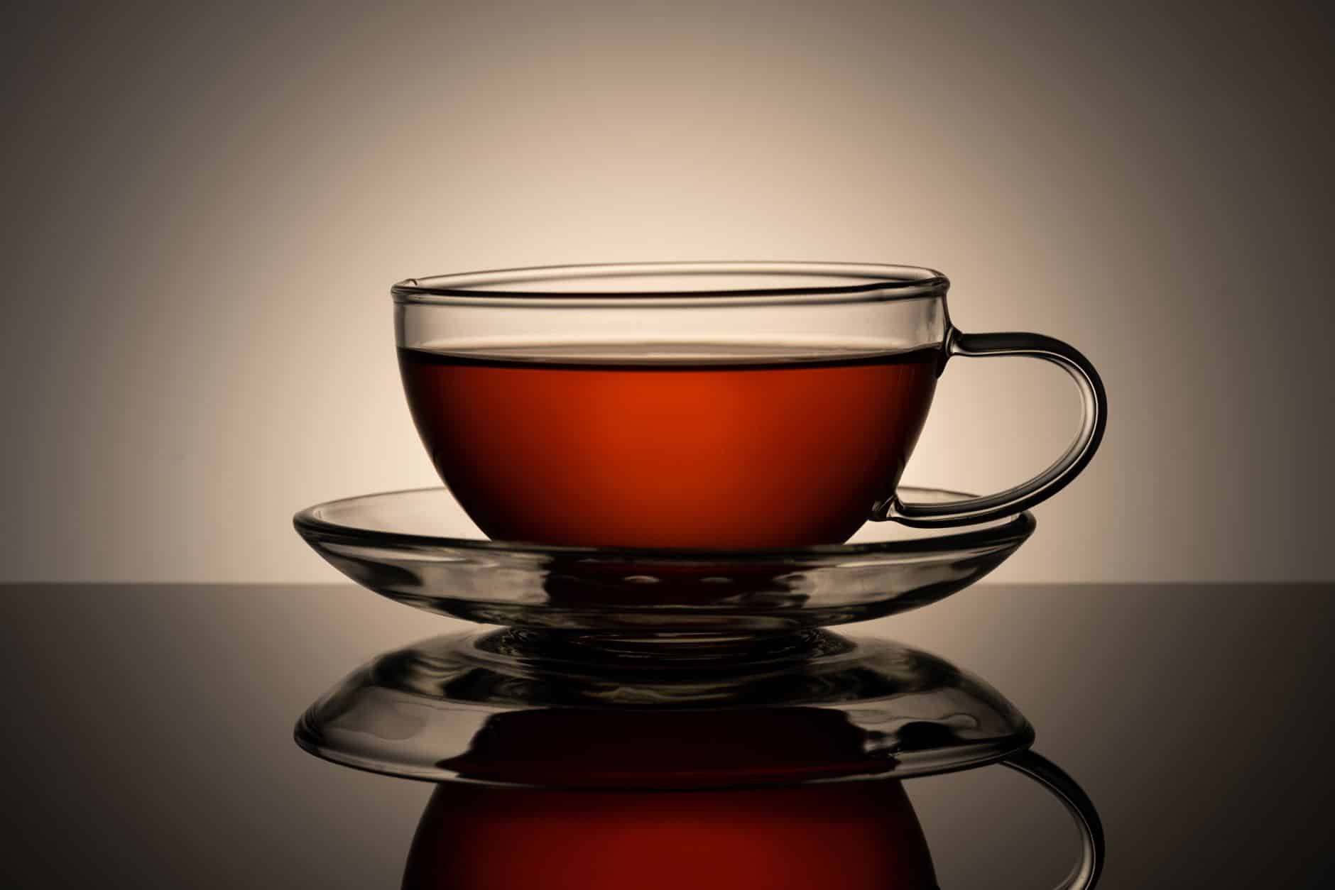 Tasse de thé gourmand vanille caramel sur table en bois
