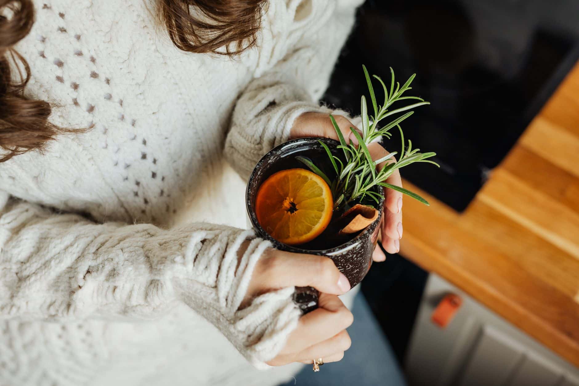 Femme buvant une tisane digestive pour dégonfler le ventre
