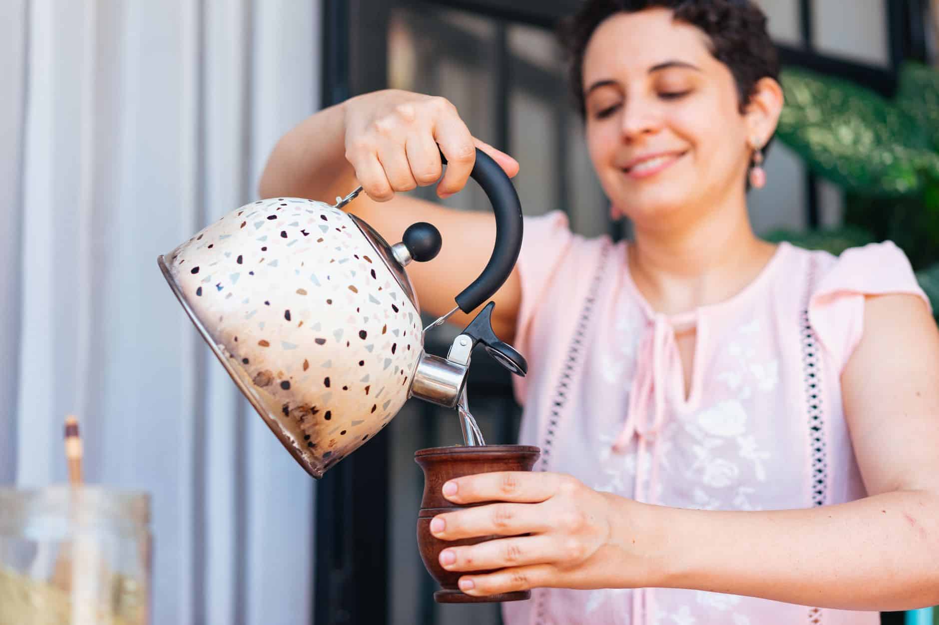 Préparation tisane fenouil menthe contre les ballonnements