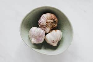 Tisane ayurvédique avec cardamome gingembre et curcuma en tasse