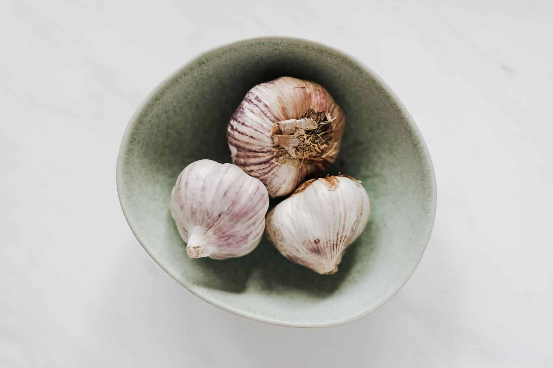Tisane ayurvédique avec cardamome gingembre et curcuma en tasse
