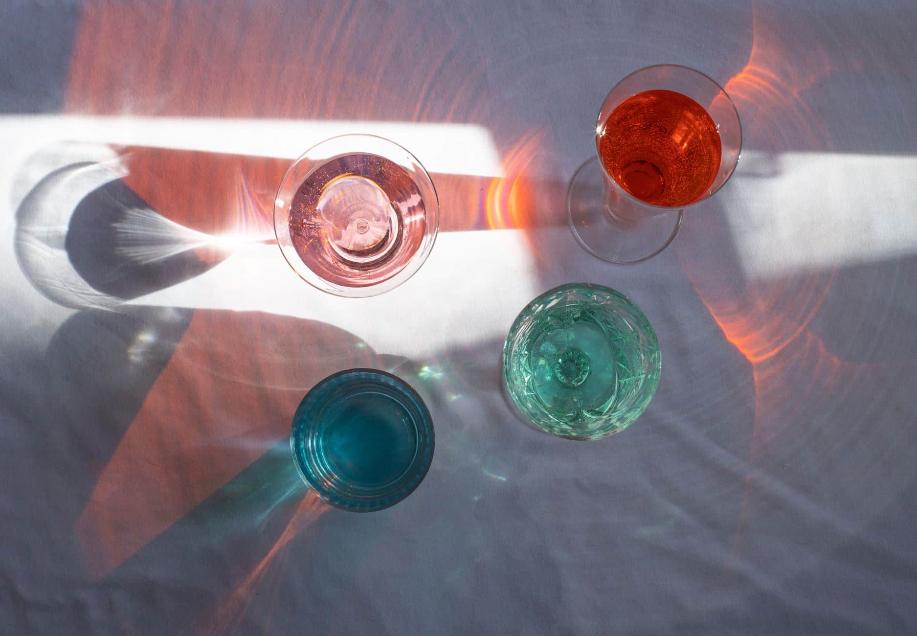 Trois infusions ayurvédiques colorées pour doshas Vata Pitta Kapha