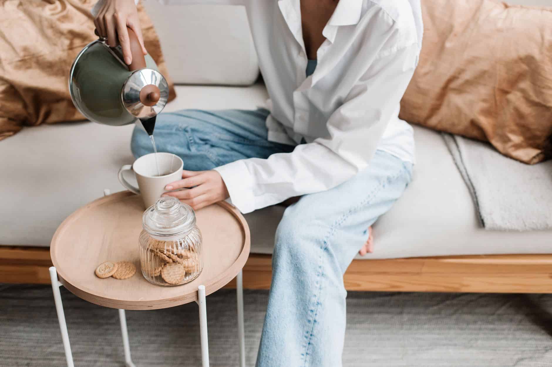 Préparation maison d'une tisane ayurvédique aux épices fraîches