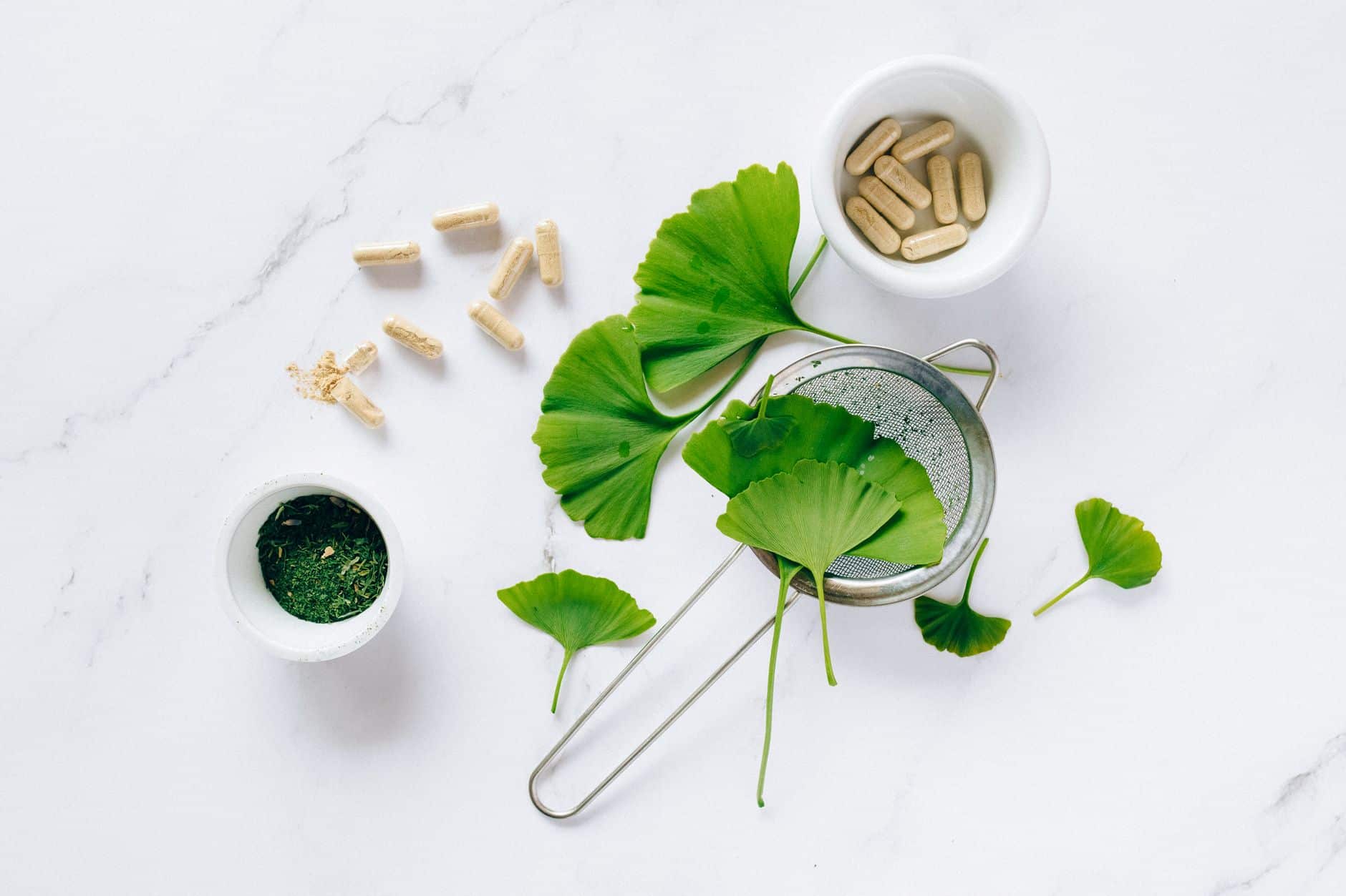 Sept plantes médicinales digestives contre les ballonnements en flat lay