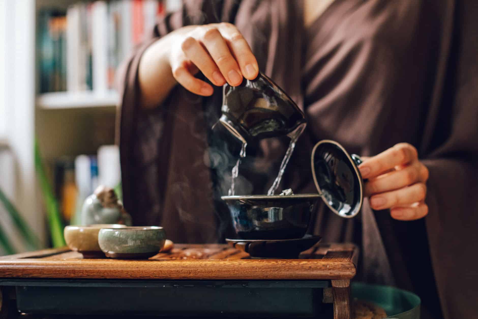 Préparation tisane digestive maison contre ventre gonflé