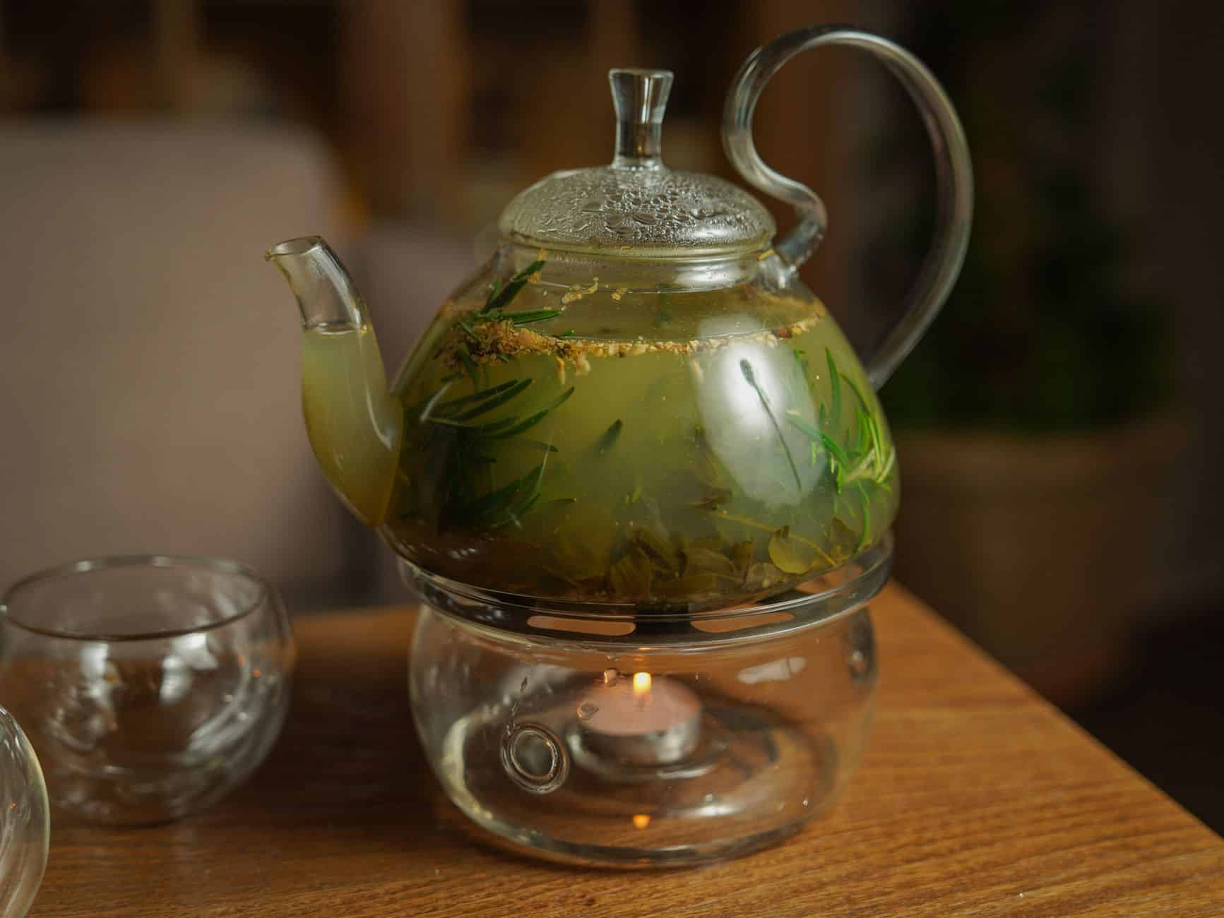 Préparation d'une infusion queue de cerise en théière verre